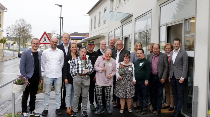 Alfred Lang, Obmann des Vereins Lebenshilfe Fürstenfeld (3.v.l.) begrüßte bei der offiziellen Eröffnungsfeier eine Vielzahl an Ehrengästen.