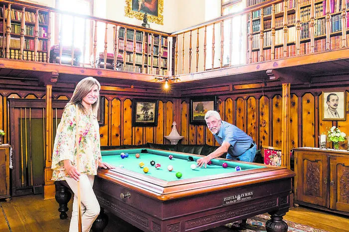 Astrid und Andreas Rittler im imposanten Billardzimmer. Die Hausherren vermieten eine Ferienwohnung. Mehrere Zimmer können für Feste gemietet werden.