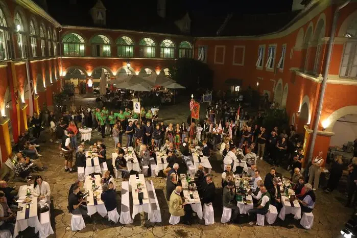 Ein Innenhof randvoll mit guter Stimmung.