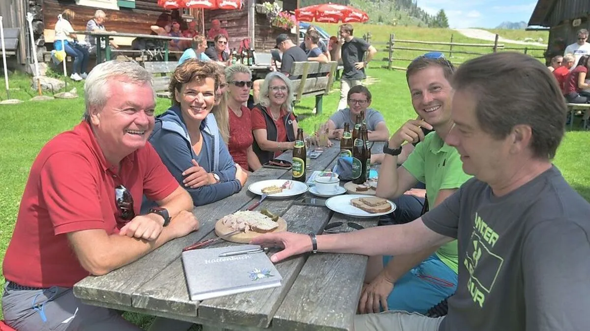 Pamela Rendi-Wagner, Anton Lang und Begleiter auf der Hinteregger Alm