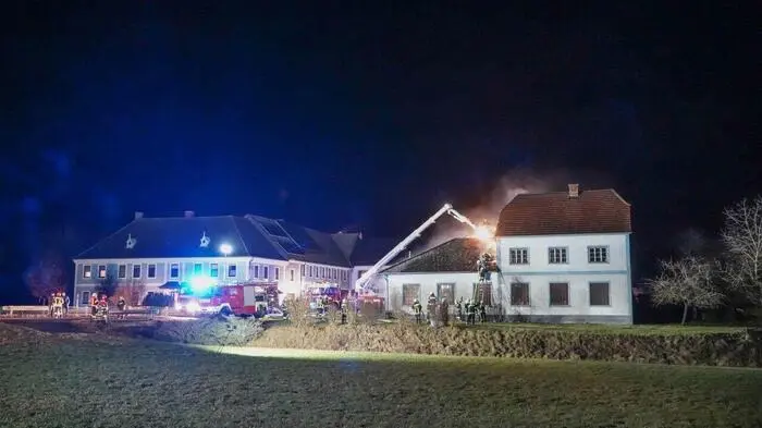 Im niederösterreichischen Haag standen in der Nacht auf Mittwoch fünf Feuerwehren bei einem Brand in einer Schmiede im Einsatz.