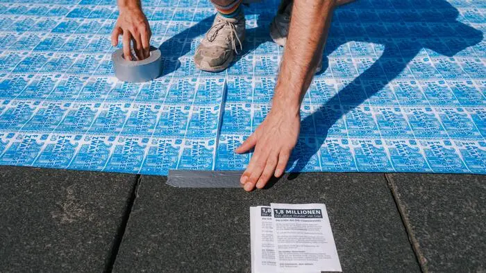 Auf dem Grazer Hauptplatz hat das Kunstkollektiv Blütenzauber von 8 bis 12 Uhr 
handgedrucktes Spielgeld ausgelegt