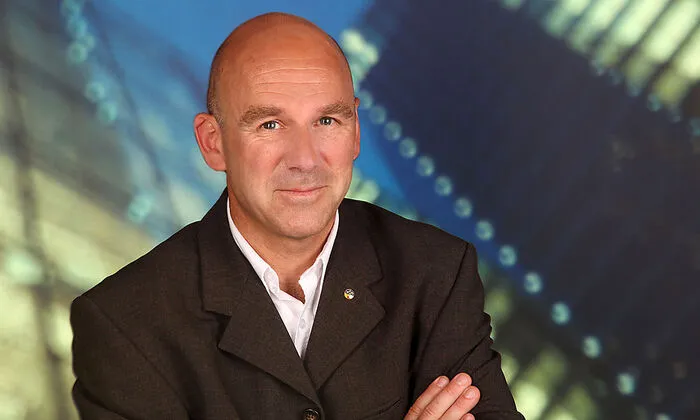 Der Profi weiß, worauf man beim Bauen mit Holz achten sollte, um das Maximum aus dem Ökobaustoff herauszuholen: Holzbaumeister und Holzbaufachberater Fritz Klaura