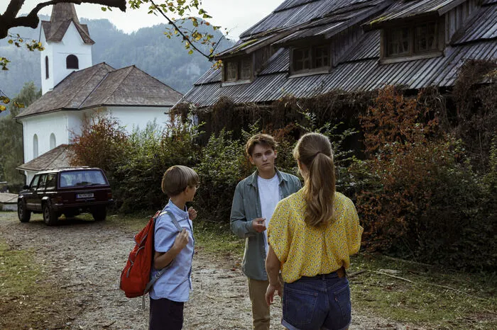 Bad Eisenkappel. „Das schaurige Haus“, ein österreichisch-deutscher Spielfilm von Regisseur Daniel Prochaska wurde 2019 hauptsächlich in Unterkärnten gedreht. Drehorte waren neben Bad Eisenkappel auch Sittersdorf und Grafenstein. Das Drehbuch basiert auf dem gleichnamigen Roman von Martina Wildner. In den Hauptrollen: León Orlandianyi und Julia Koschitz.