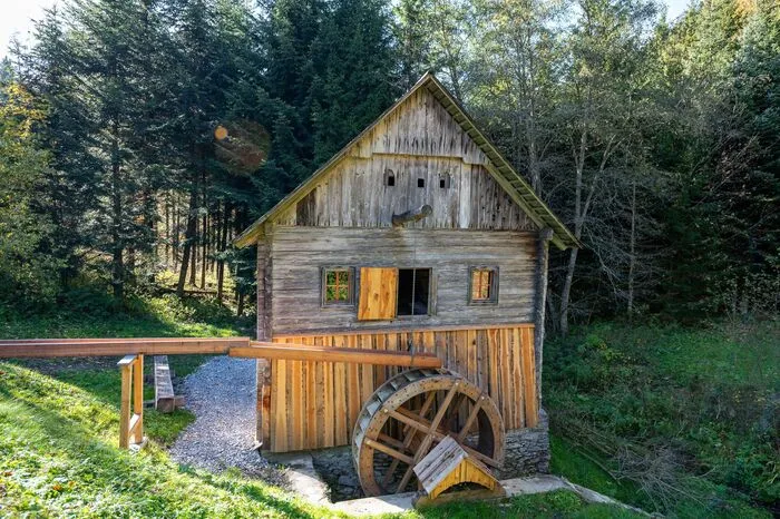 Die Bachmühlen am Mühlentalweg in St. Kathrein am Offenegg: Die Mühlen im Lambachtal stehen, wie seinerzeit im Landschaftsbild üblich, in größerer Anzahl hintereinander entlang eines Bachlaufs und sind damit mittlerweile einzigartig. Bei Führungen werden anhand der beiden Schaumühlen, der „Lambachmühle“ und der „Grabnflorlmühle“, die Geschichte und Technik der Bachmühlen vermittelt.