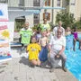Holger Till (Vorstand der Universitätsklinik für Kinder- und Jugendchirurgie), Schwimmlehrerin Daniela Steurer, Hugo Schuster (Präsident Landesschwimmverband), Stadtrat Kurt Hohensinner mit Kindern eines Schwimmkurses im ATG