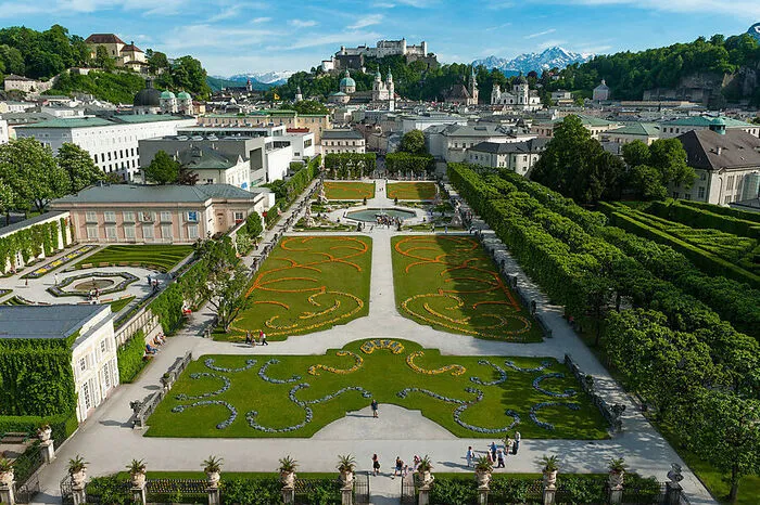 Dem Schlossgarten Mirabell in der Salzburger Innenstadt verleiht die optische Ausrichtung auf Dom und Festung seine grandiose Wirkung. Diese zog sogar Hollywood an.