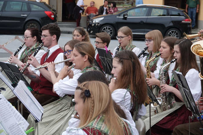 ...die Marktkapelle mit ihren 30 Musikerinnen und Musikern ein Durchschnittalter von 24 Jahren aufweisen und damit zu den Kapellen mit den jüngsten Mitgliedern in der Steiermark zählt.