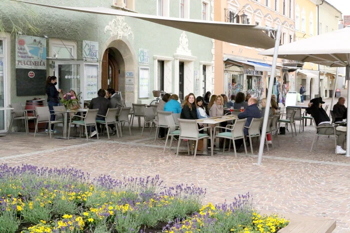 Bei unserer Gastro-Tour am Mittwochabend gesichtet wurden unter anderen Bezirkshauptfrau Claudia Egger-Grillitsch, Landespolizeidirektorin Michaela Kohlweiß sowie Zentralausschuss-Vorsitzender Stefan Sandrieser.