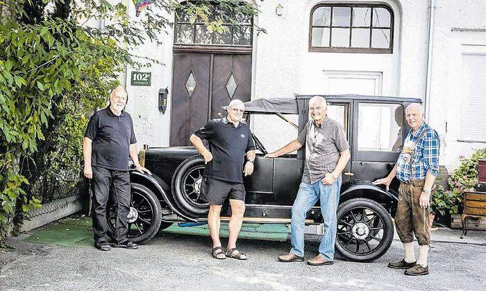 Vier Mitglieder der Donnerstagsrunde: Peter Böhm, Otto Killer, Walter Pipek und Ferdinand Horvath restaurierten den D&U-Wagen