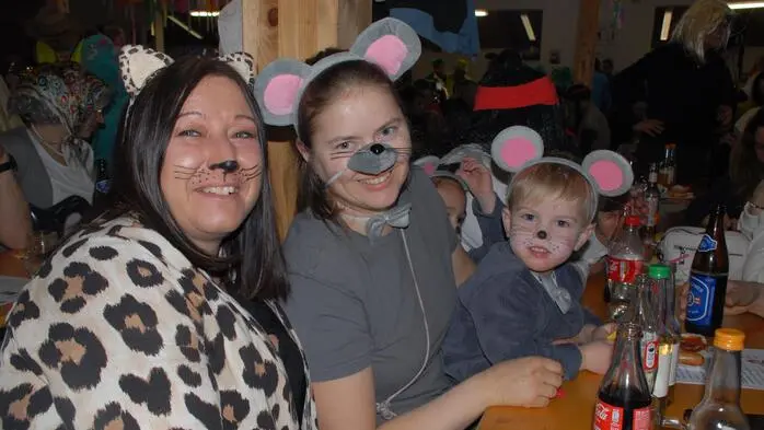 Kindertombola, Glückshafen, lustige Spiele, Musik, Sketches und viel mehr bot der heurige Ilztaler Fasching, der um 14 Uhr bei der Ilztalhütte in Neudorf startete. 