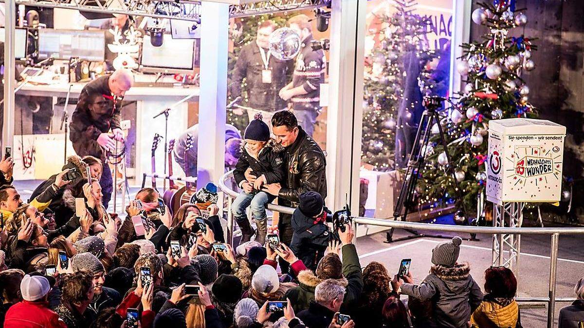 Gabalier stand danach geduldig für Fotos parat