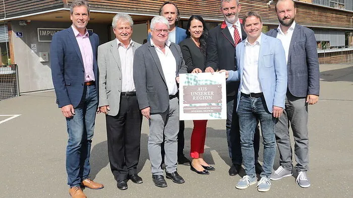Manfred Lenger, Herbert Grießer, Hannes Dolleschall, Gerolf Wicher, Christina Mandl (Beraterin), Gernot Lobnig, Günter Reichhold und Max Lercher bei der Präsentation des Projekts