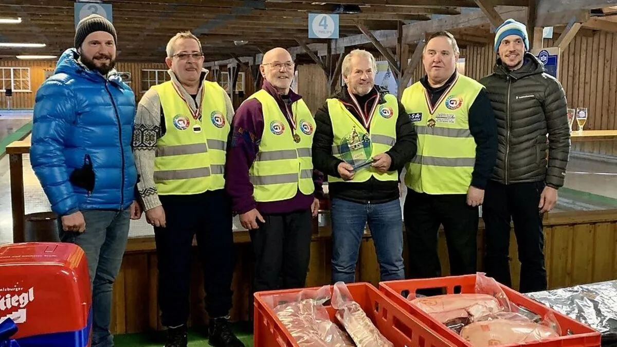 Sektionsleiter und Organisator Christian Rutter (links) und Obmann Alexander Luschnig (rechts) gratulieren der Gemeinschaft Tainach mit den Schützen Günther Osebitz, Walter Kerth, Guido Dissauer und Gottfried Osebitz (von links) zum Sieg