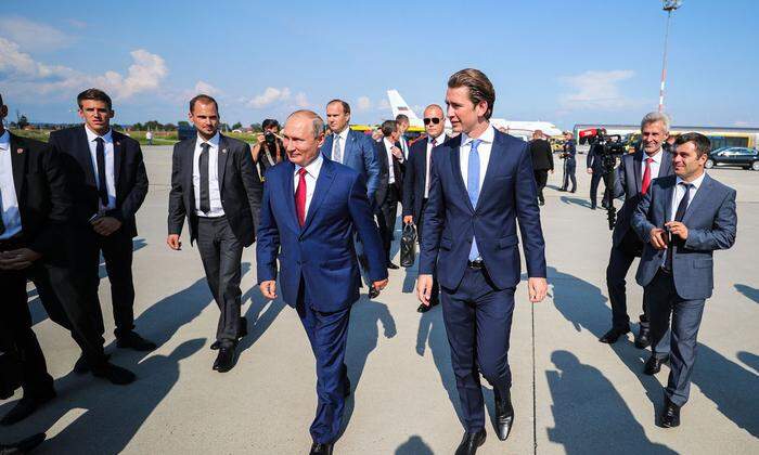 Kurz mit Putin am Rollfeld des Grazer Flughafens