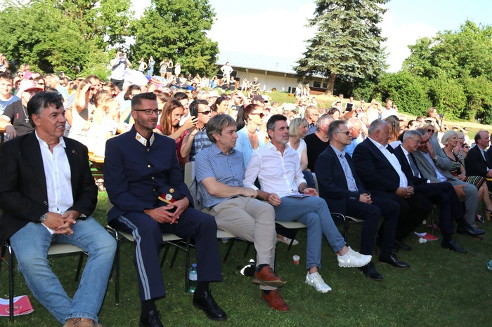 Zahlreiche Ehrengäste waren dabei, darunter Landeshauptmann Peter Kaiser, Landtagspräsident Jakob Strauß, Generalkonsul Anton Novak und Bürgermeister Hermann Srienz. Pfarrer Slavko Thaler spendete den Segen.