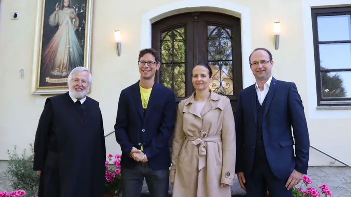 Pater Siegfried Stattmann und Vizebürgermeisterin Michaela Lientscher freuten sich über das große Publikumsinteresse.