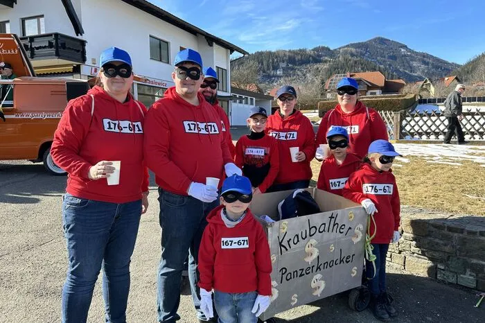 Bei perfektem Wetter mit Sonnenschein haben sich - gefühlt - alle Kraubatherinnen und Kraubather getroffen, um gemeinsam durch die Marktgemeinde zu ziehen. Es wurde gesungen, gelacht und ausgelassen gefeiert.