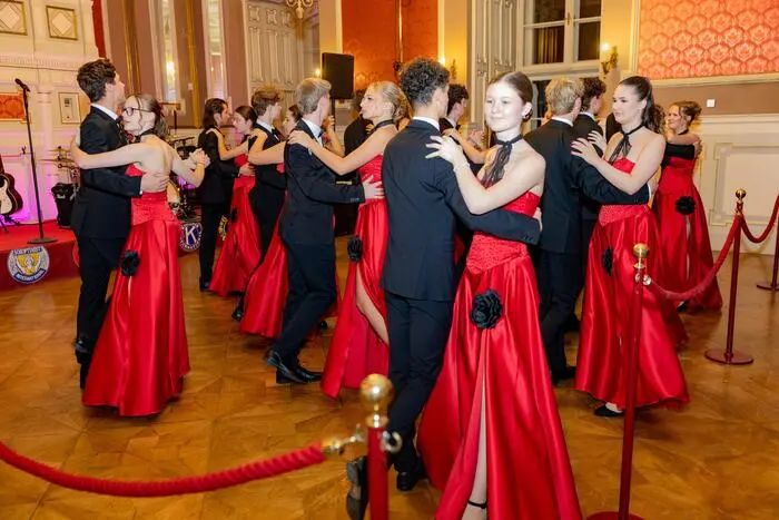 Die Schülerinnen und Schüler des Stiftsgymnasiums St. Paul eröffneten den Ball mit einer Polonaise, die von der Tanzschule Kunauer aus Bleiburg einstudiert worden war.

Für Musik sorgten „Die Fürsten“ im Ballsaal, „Painted Blue“ im Stucksaal und DJ Daddy Cold im Jagdsaal. Damit war für unterschiedliche Musikgeschmäcker gesorgt.
