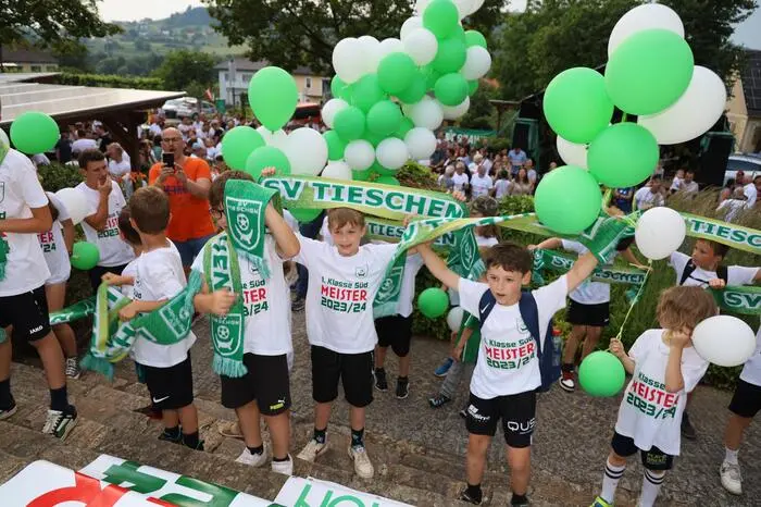 Dieser Titelgewinn wurde nach dem Einzug auf dem Ortsplatz auch entsprechend lautstark mit den großen sowie kleinen Bewohnern, der heimischen Musikkapelle und Egon 7 gefeiert