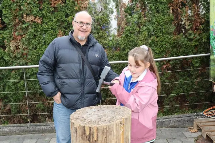 Mit dem Kinderspielplatz, Hüpfburg, Stiefelzielwerfen, Fun-Triathlon, Stockschießen und einem Ratespiel mit wertvollen Preisen war für alle Besucher etwas dabei, um einen gemütlichen Sonntag beim Herbstfest der Freiwilligen Feuerwehr Hallersdorf zu verbringen.