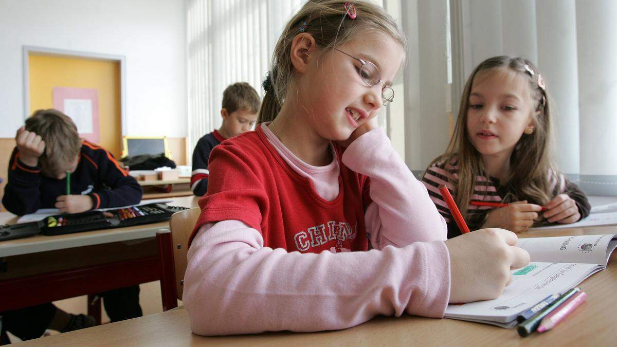 Kinder zu unterrichten, ist für manche ein Traumjob (Archivfoto)