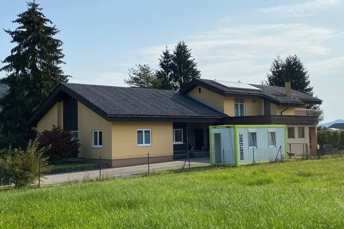 Patienten mit Grippe und grippeähnlichen Symptomen sowie Corona-Verdachtsfälle werden im Container behandelt. Alle anderen Patienten dürfen wie gewohnt in der Ordination Platz nehmen