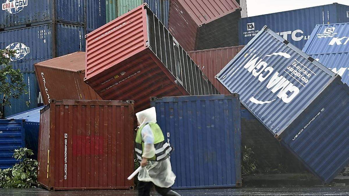 Container purzelten am Kaohsiung-Hafen durcheinander.