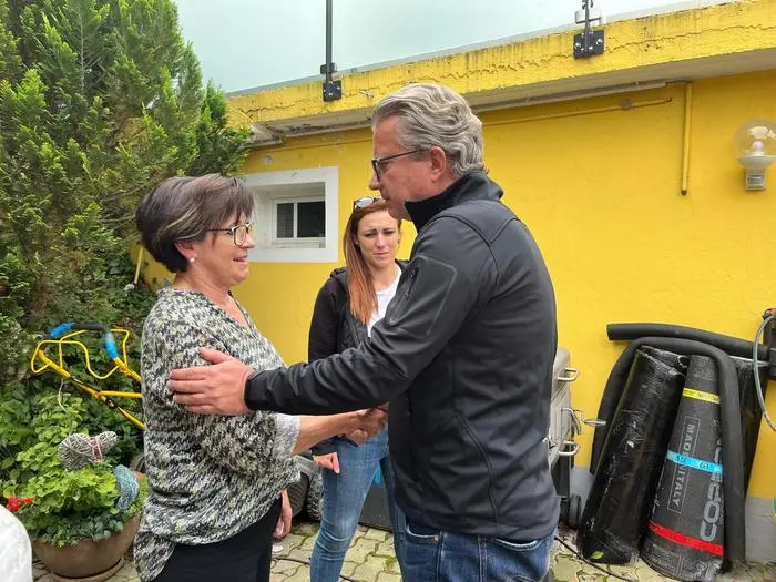 Landeshauptmann Christopher Drexler sichert einer Gamlitzerin rasche Hilfe zu