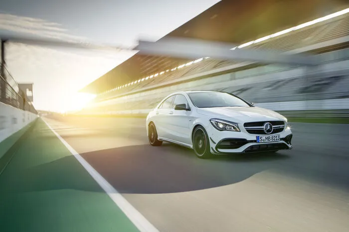 Tempo 100 km/h ist aus dem Stand bereits nach 4,2/4,3 Sekunden erreicht (Angaben für Coupé/Shooting Brake), der Kraftstoffverbrauch rangiert bei jeweils 6,9 Litern je 100 Kilometer (NEFZ kombiniert).