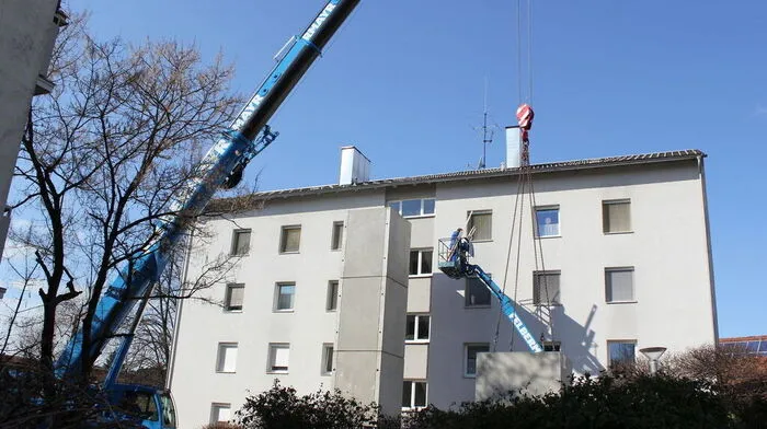 Riesige Kräne stellen die Schächte für die Außenlifte auf