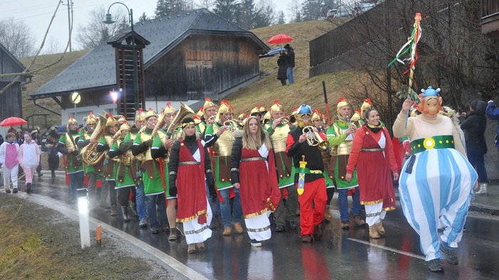 Heiterer Umzug in Grundlsee