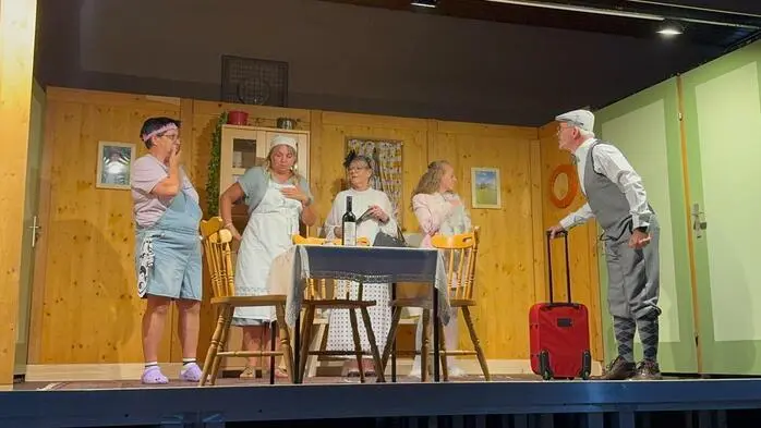 Blick auf eine Theaterbühne mit fünf Schauspielern