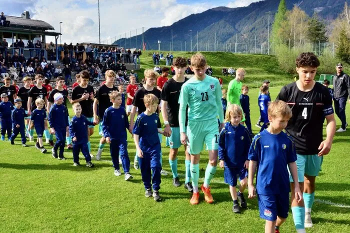 Das heimische und das norwegische U15-Nationalteam liefen gemeinsam ein