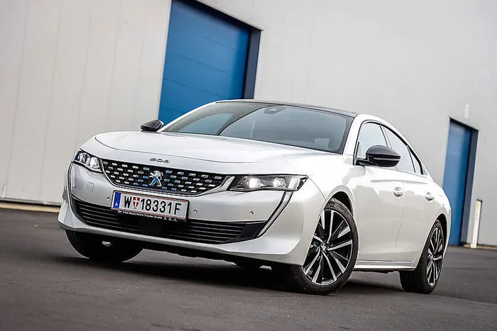 Der Gentleman. Der Auftritt hat einfach Stil: Mit dem Plug-in-Hybrid und 225-PS-Systemleistung kann man den Peugeot 508 verbrauchsarm bewegen – wenn man Lademöglichkeiten hat, fährt man den Tagesbedarf elektrisch, um die 40 km (54 km offiziell) schafft man locker. Was Walter Röhrl zum Peugeot 508 sagt. 