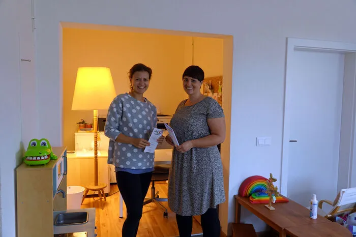 Obfrau Bettina Grüßer mit Vorstandsmitglied Miriam Krenn, die dort u.a. Yoga anbietet
