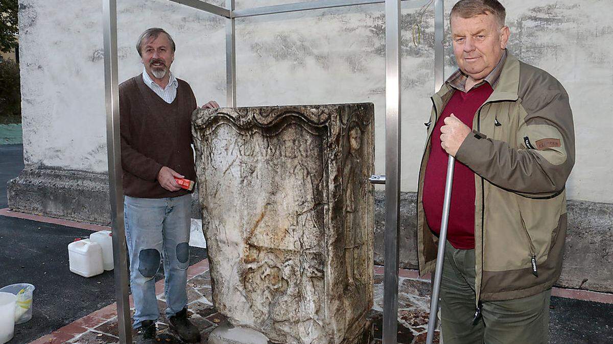 Ernst Lasnik (links) gemeinsam mit Franz Pehsl beim Reinigen des römerzeitlichen Grabaltares	