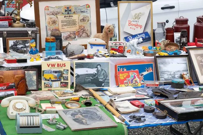 Zahlreiche Standler boten eine bunte Mischung aus Trödel, Antiquitäten, Kleidung, Spielzeug, Werkzeug, Büchern und vielem mehr an.