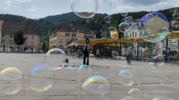 Aramis Gehberger begeistert am Brucker Hauptplatz mit seinen Seifenblasen