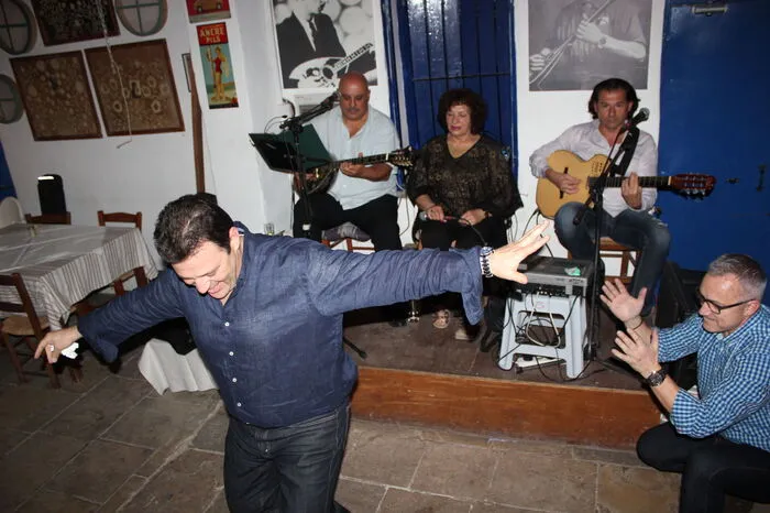 In der Taverne "To Ploumin" werden nicht nur typisch zypriotische Speisen wie in Wein gekochte Basturma-Würste kredenzt. Zu traditioneller Live-Musik kann man auch ein Sirtaki-Tänzchen wagen.