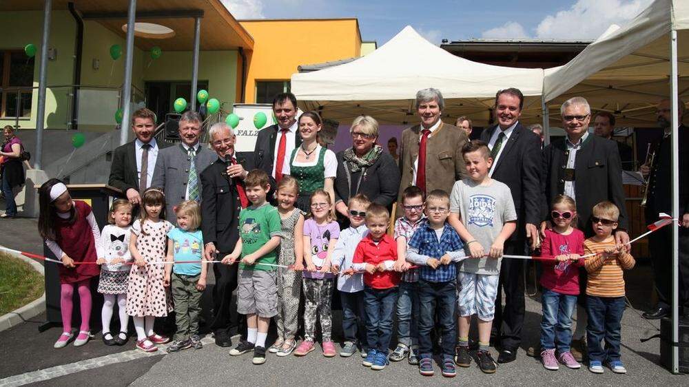 Bürgermeister Fritz Loidl (3. v. links) mit den Ehrengästen bei der Eröffnung der neuen Kinderkrippe