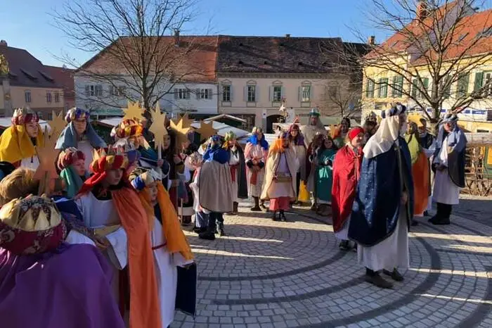 ... und vor Pfarrkirche.