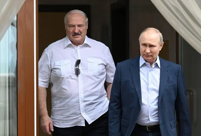 Gerade der Krieg Russlands in der Ukraine, bei dem Putin Belarus als Aufmarschgebiet verwenden konnte, habe Lukaschenkos Verbleib an der Macht gesichert. 