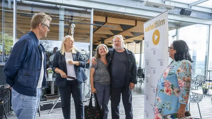 Stadtpolitik trifft Fernsehermittler am Set von SOKO Donau in der Sky Bar am Schloßberg: Heinrich Ambrosch von Satel-Film, Stadträtin Claudia Unger, Bürgermeisterin Elke Kahr sowie die TV-Star Gregor Seberg und Maria Happel