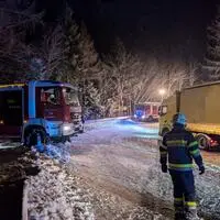 Der Sattelschlepper war ohne Schneeketten unterwegs