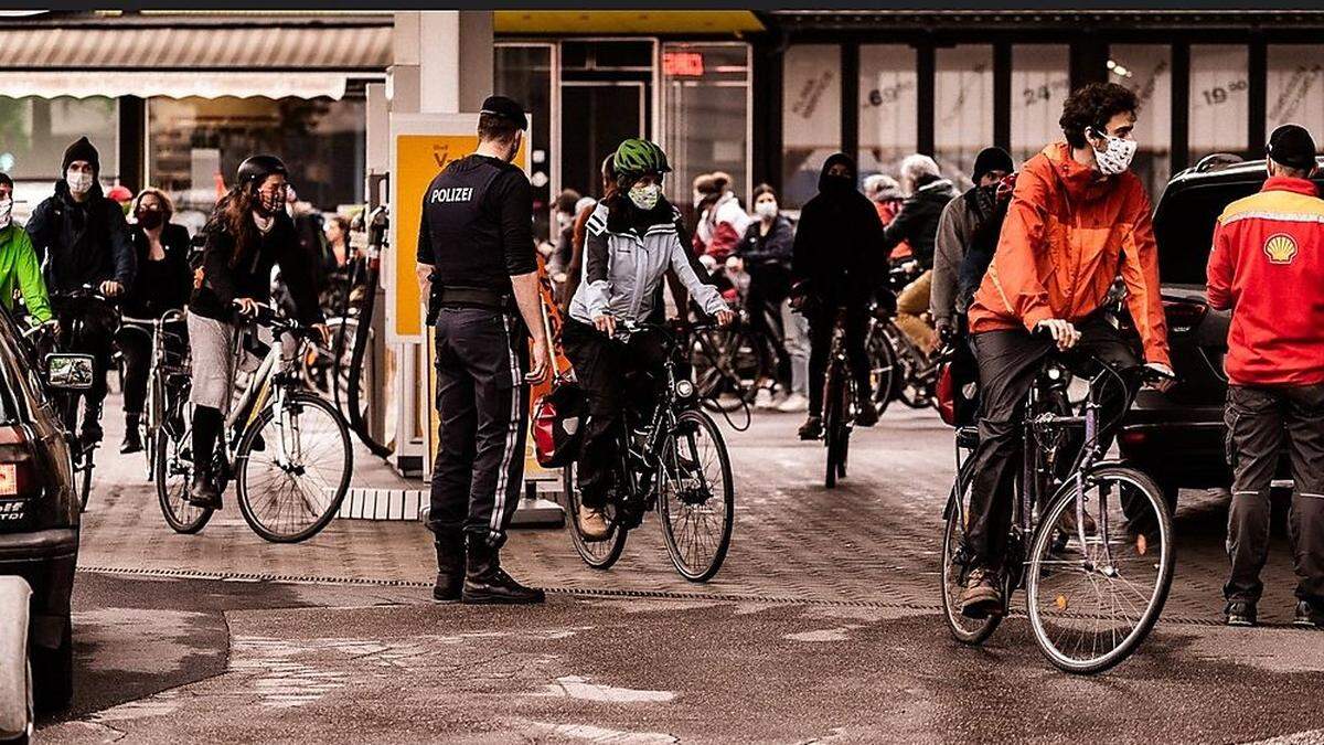 Dienstagabend: Aktivisten blockierten eine Grazer Tankstelle