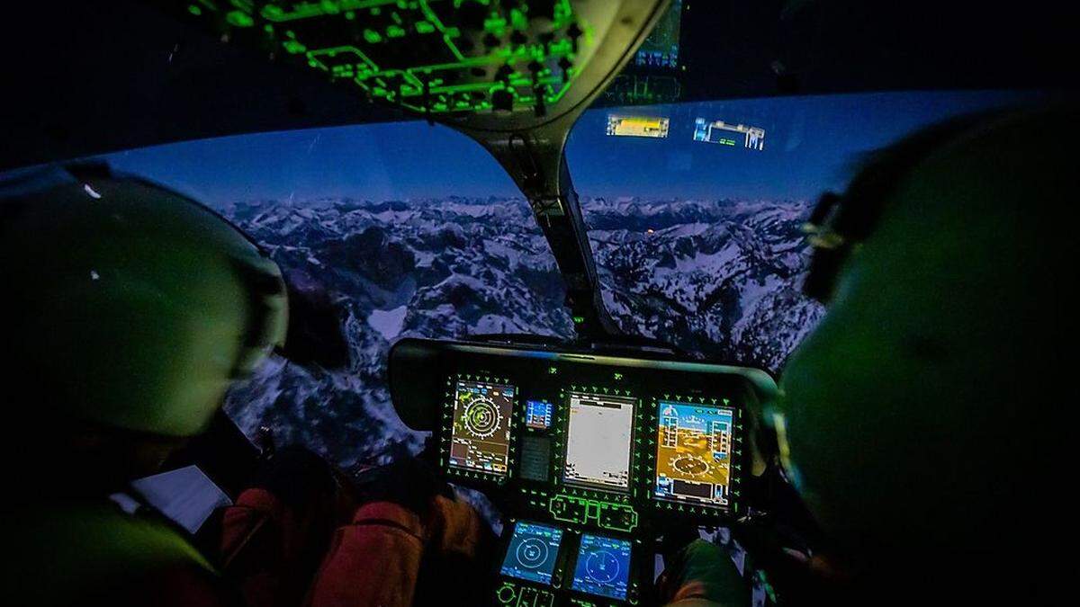 Einsatzpilot flog mit Nachtsichtgerät über den Alpenhauptkamm nach Oberbayern.