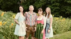Ackerbauer Manfred aus „Bauer sucht Frau“ mit seinen drei Hofdamen Natalie, Sophie und Yvonne. 