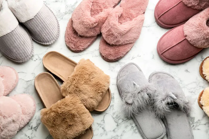 In Zeiten der Energiekrise kann der Boden in der Wohnung schon einmal kalt werden. Flauschige Hausschlapfen sehen nicht nur toll aus, sondern halten auch die Füße warm. Die Wollsocken von Oma bekommen ordentlich Konkurrenz.