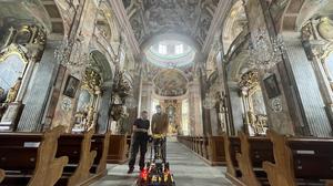 Ein „Rasenmäher“ in der Kirche: Archäologe Mario Wallner (links) und Geophysiker Jakob Gallistl haben auch den Innenbereich der Pfarrkirche mit einem Bodenradar untersucht